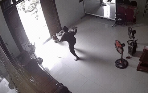 43 triệu người nín thở vì 1 chuyện diễn ra trong nhà Lê Dương Bảo Lâm, hàng xóm phải kéo đến xem hiện trường - Hình 1