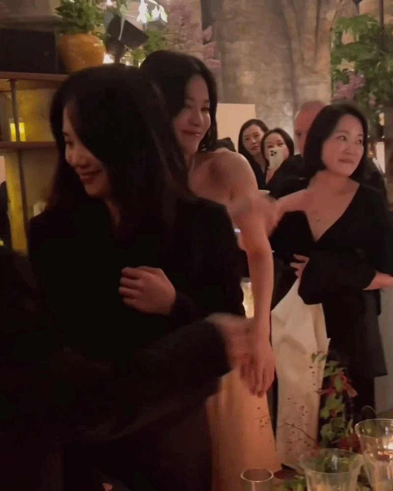 Song Hye Kyo cứ sexy bừng bừng thế này thì còn lâu mới flop - Hình 5