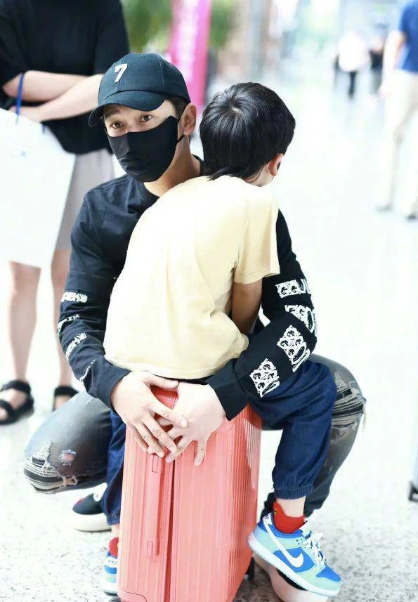 Huỳnh Hiểu Minh dắt con trai đi chơi, lộ chi tiết lạ, lập tức xoá bài và xin lỗi - Hình 8