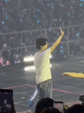 Nam thần Super Junior vội vã bỏ chạy, mặc fan chấn thương nặng trong concert? - Hình 3