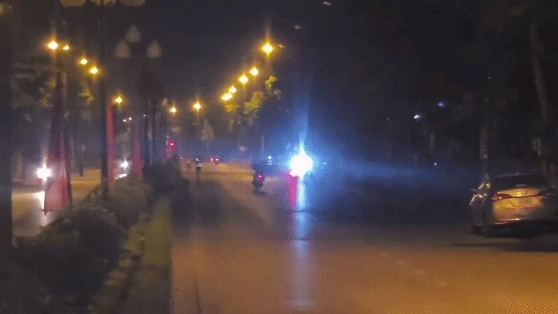 Hai thanh niên đánh võng xe máy, lao thẳng vào hàng rào của CSGT - Hình 1