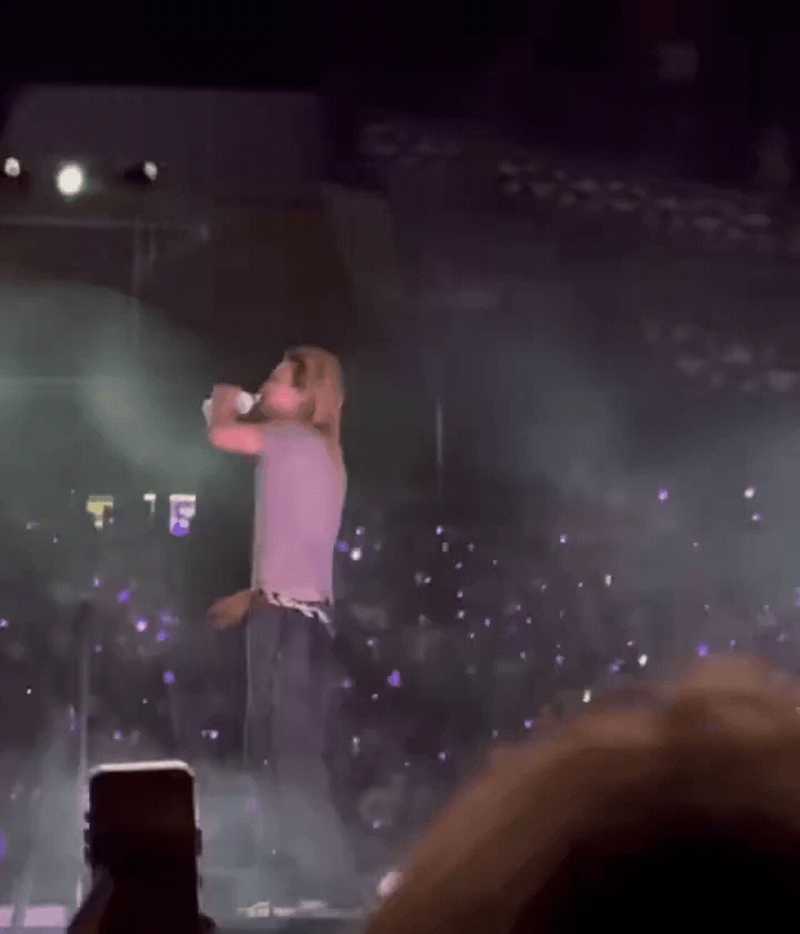 Thành viên nổi tiếng nhất nhì BTS gây tranh cãi vì vô tư khạc nhổ, văng tục giữa concert - Hình 2
