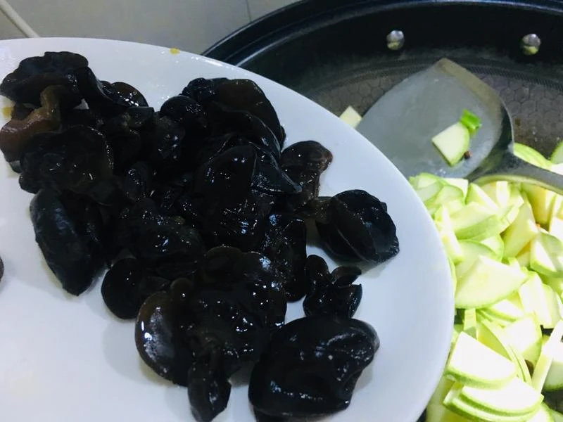 Món ăn tuyệt vời cho bữa cơm mùa hè: Nấu dễ lại giúp giải nhiệt mùa hè, giảm phù nề, tốt cho lá lách và dạ dày - Hình 20