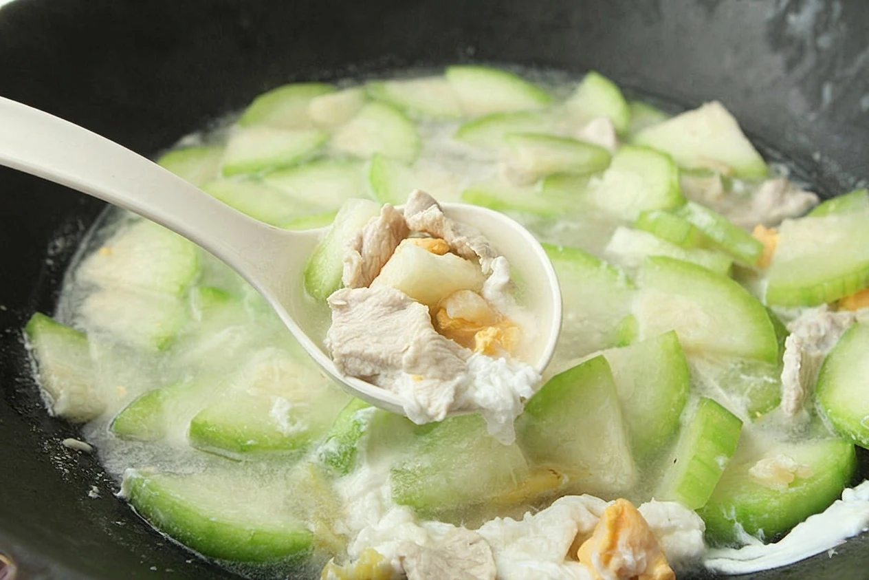 Món ăn tuyệt vời cho bữa cơm mùa hè: Nấu dễ lại giúp giải nhiệt mùa hè, giảm phù nề, tốt cho lá lách và dạ dày - Hình 10