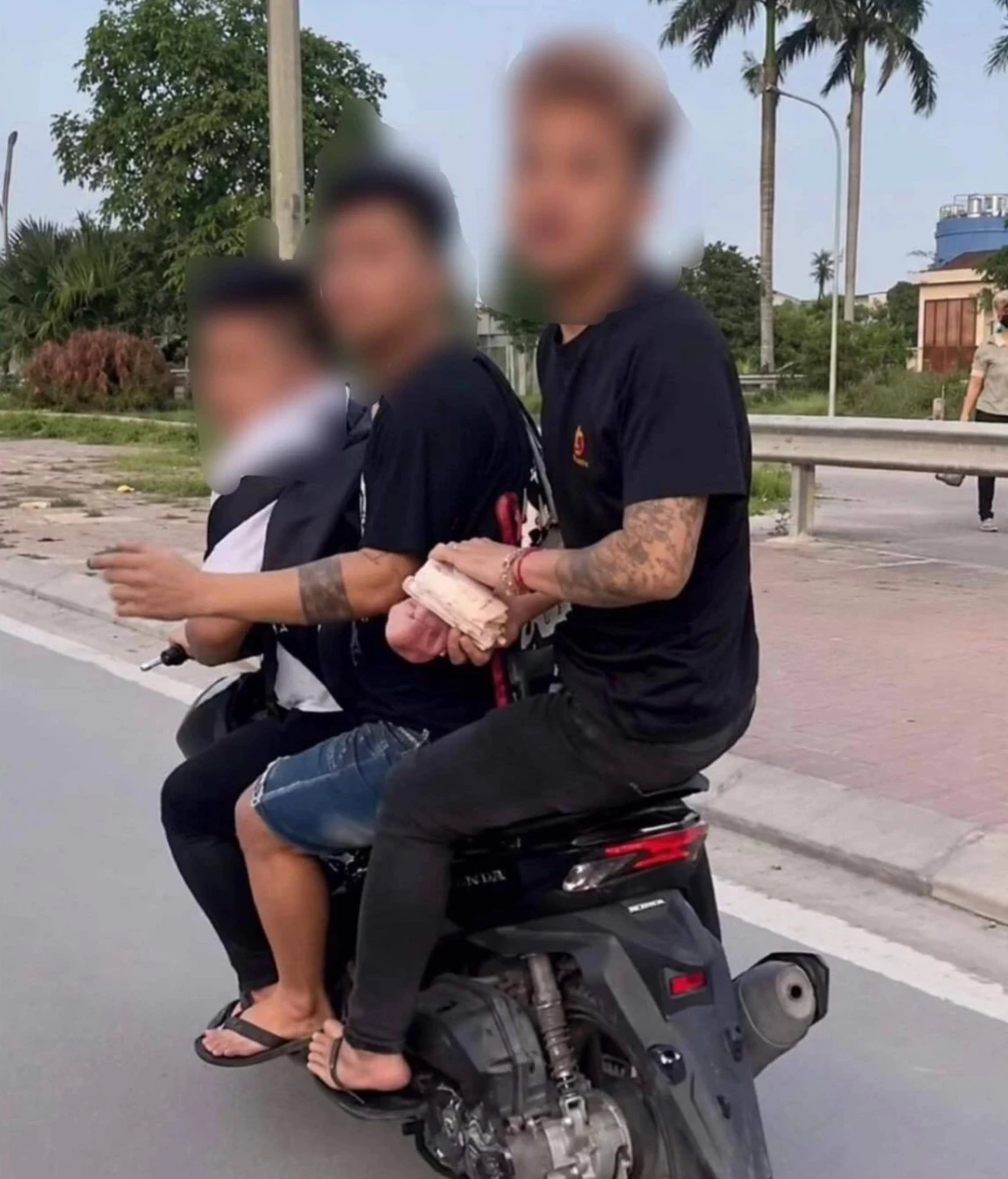 Ba thanh niên đi xe máy không biển số, dùng dép đánh người ở Hải Phòng - Hình 1