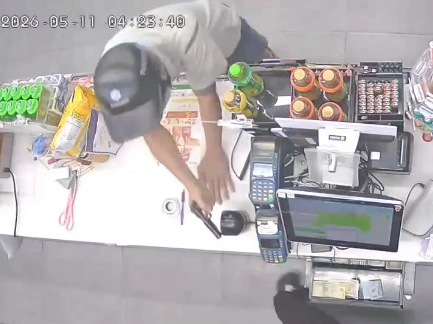 Bắt kẻ nghi dùng vật giống súng cướp tiền tại cửa hàng tiện lợi ở TPHCM - Hình 2