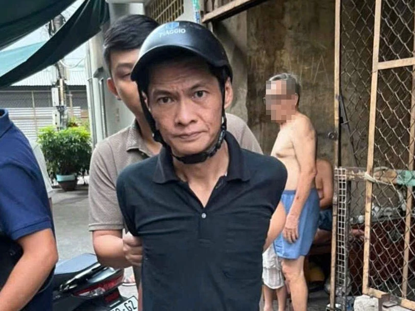 Bắt kẻ nghi dùng vật giống súng cướp tiền tại cửa hàng tiện lợi ở TPHCM - Hình 1