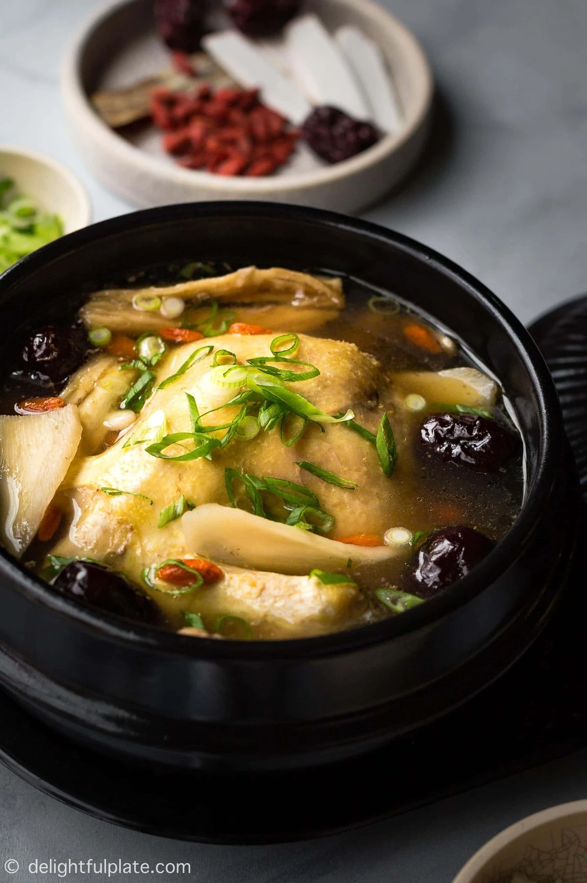 Gà hầm bổ dưỡng nhưng bé chỉ lắc đầu, các mẹ thử cho ngay nắm lá này vào đi, gà ngọt thanh con thích mê - Hình 2
