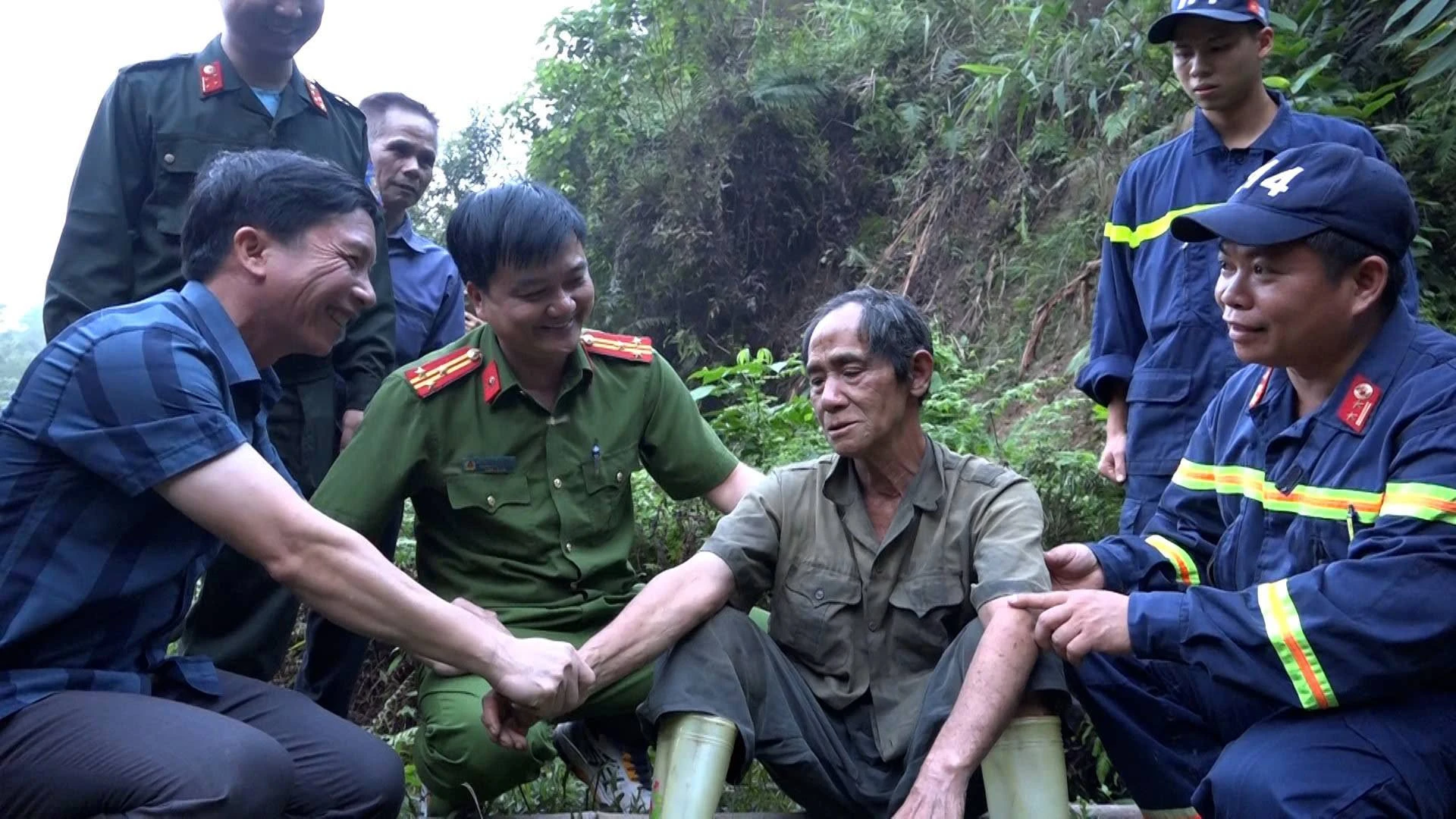 Ông Triệu Chàn Tá kể 72 giờ lạc giữa rừng, chú chó đi cùng không rời nửa bước - Hình 1
