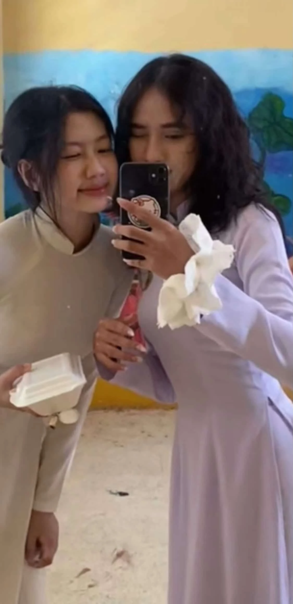 Bạch nguyệt quang đến từ Đồng Tháp gây sốt với clip 21 giây trong lớp học - Hình 4