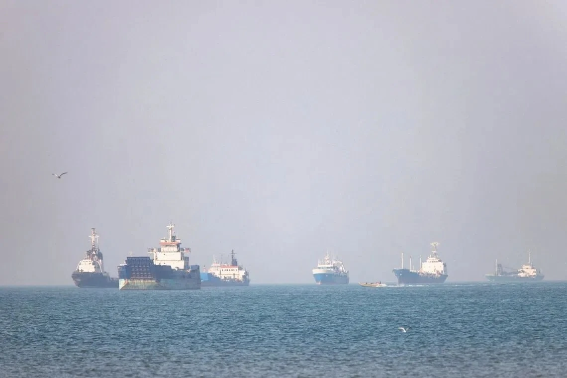 Iran bày trận tàu ngầm mini dưới đáy biển Hormuz - Hình 1