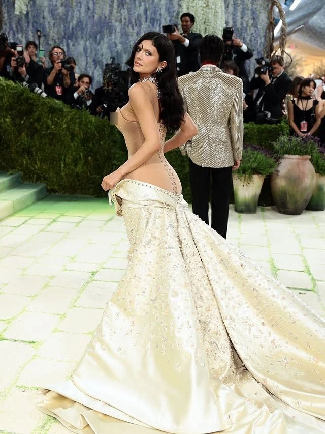 Kylie Jenner sợ hãi lời nguyền Met Gala, vội cất chàng thơ Timothée Chalamet ở nhà? - Hình 5
