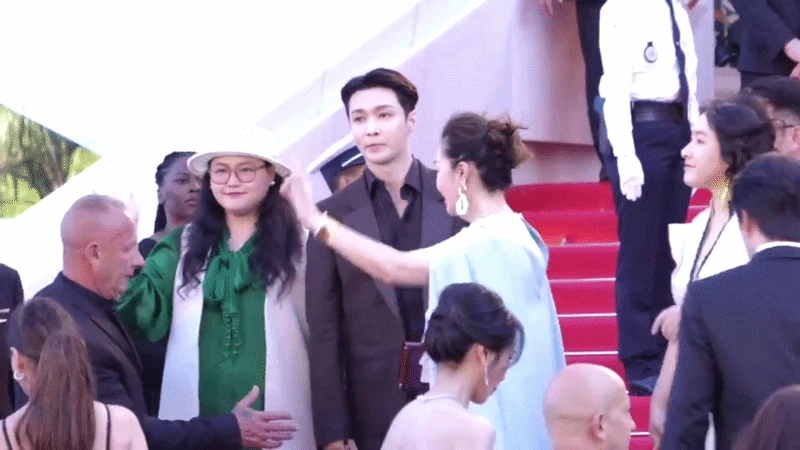 Muối mặt nhất Cannes ngày khai mạc: Trương Nghệ Hưng và dàn sao Cbiz vô danh bát nháo chỉ trỏ, ồn như cái chợ bị đuổi khỏi thảm đỏ! - Hình 2