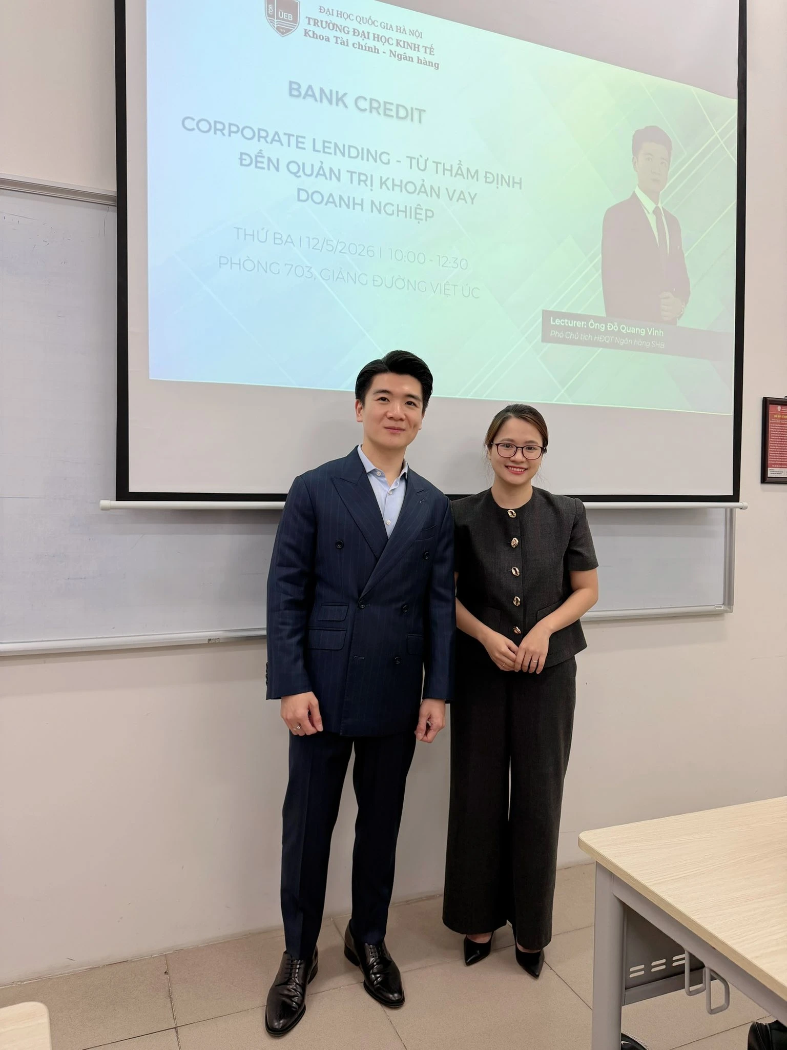 Thầy giáo diện vest bảnh bao đứng trên giảng đường, hoá ra là Tổng tài nghìn tỷ nhà bầu Hiển - Hình 1