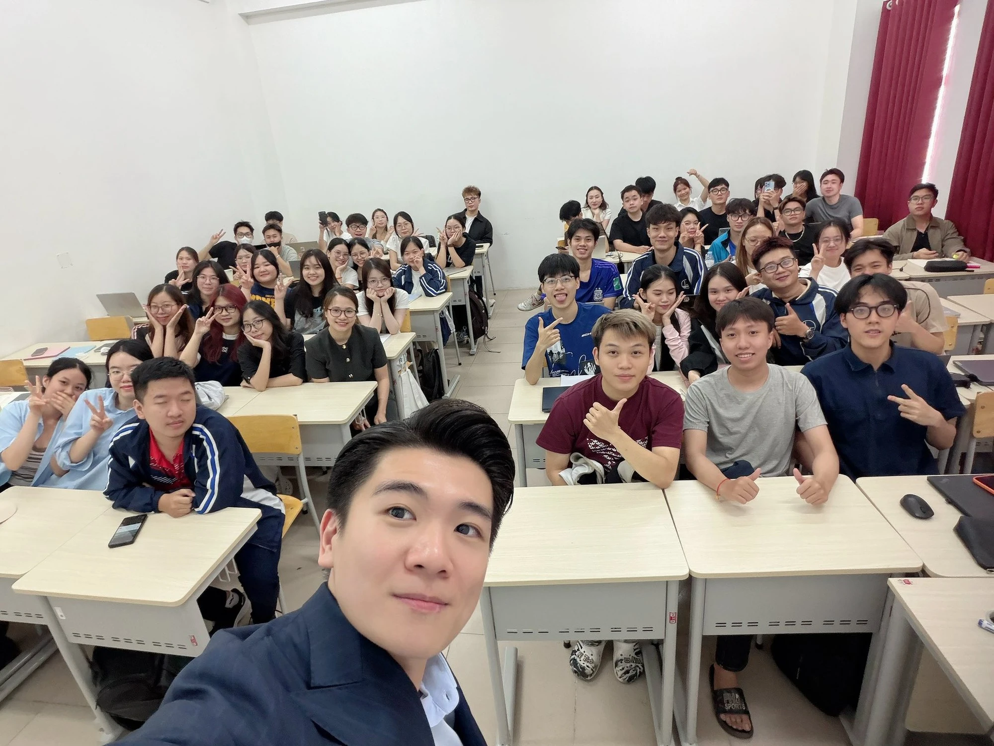 Thầy giáo diện vest bảnh bao đứng trên giảng đường, hoá ra là Tổng tài nghìn tỷ nhà bầu Hiển - Hình 2