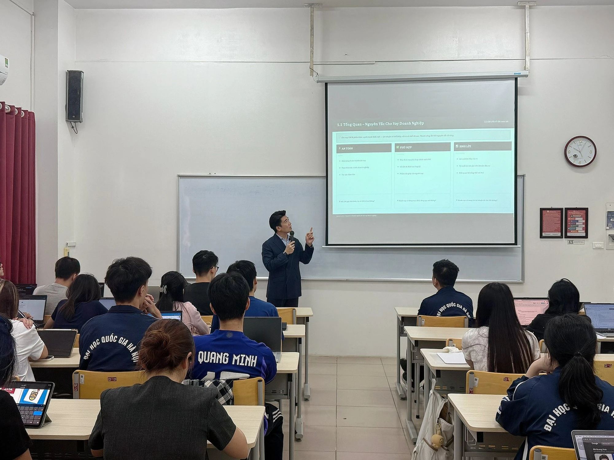 Thầy giáo diện vest bảnh bao đứng trên giảng đường, hoá ra là Tổng tài nghìn tỷ nhà bầu Hiển - Hình 3
