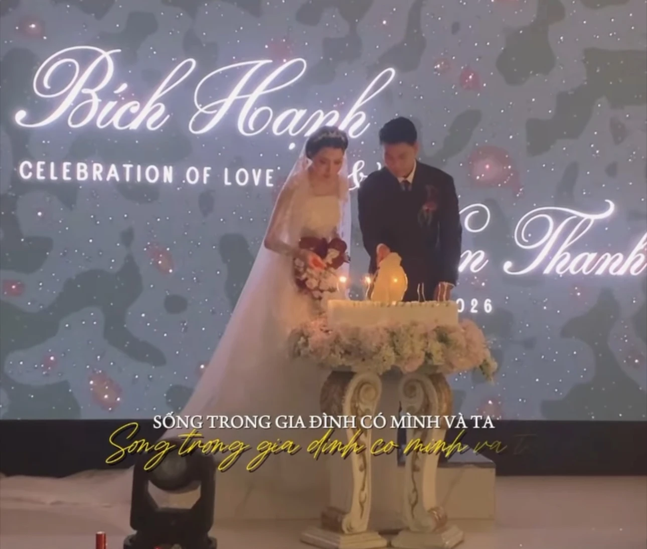 Văn Thanh có cử chỉ tinh tế dành cho Bích Hạnh trong ngày cưới, nhan sắc của cô dâu gây xôn xao - Hình 3