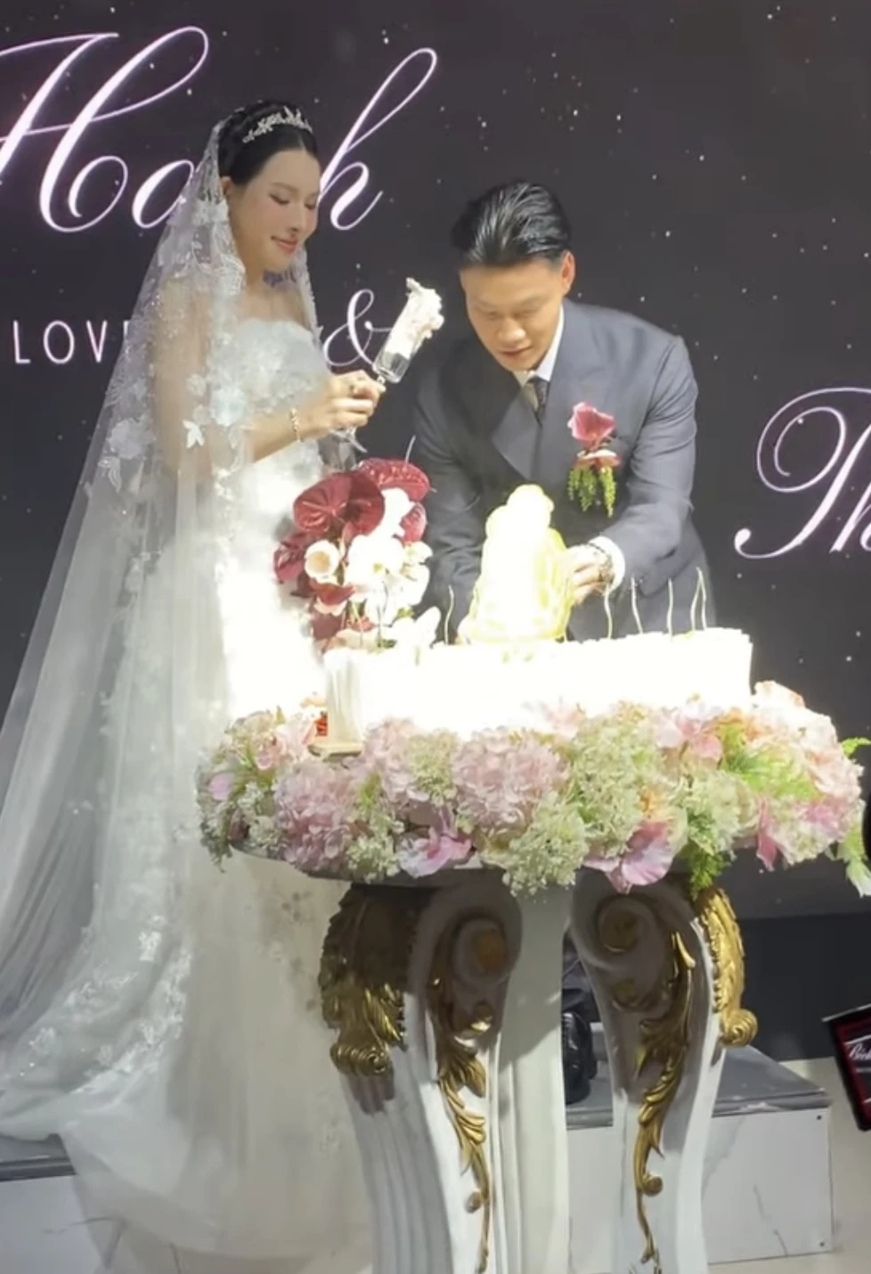 Văn Thanh có cử chỉ tinh tế dành cho Bích Hạnh trong ngày cưới, nhan sắc của cô dâu gây xôn xao - Hình 2