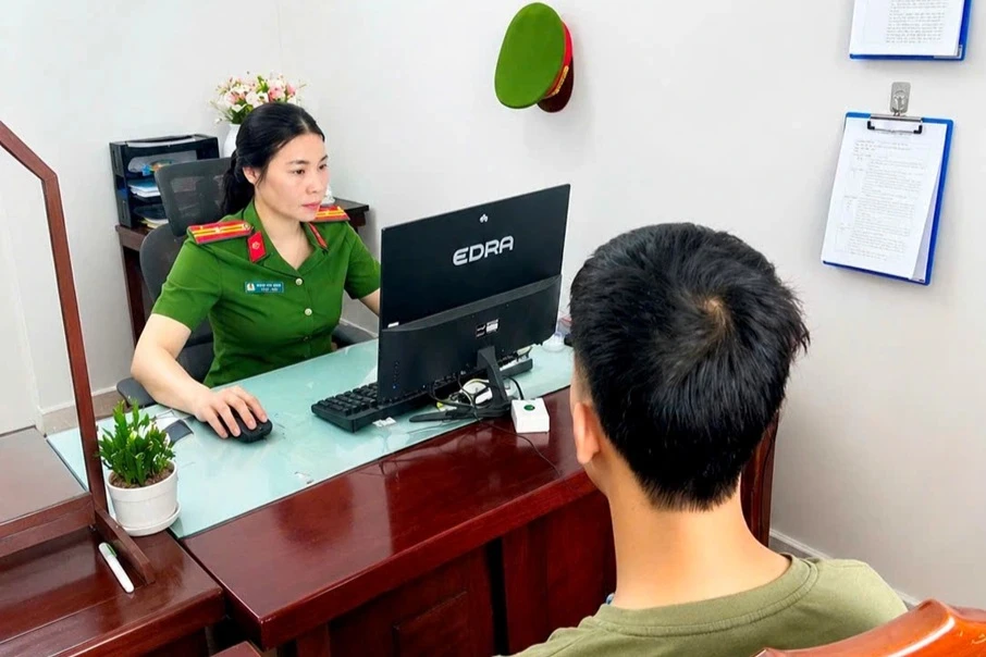 Công an xử phạt thanh niên đăng ảnh phản cảm, bạo lực để ra oai - Hình 1
