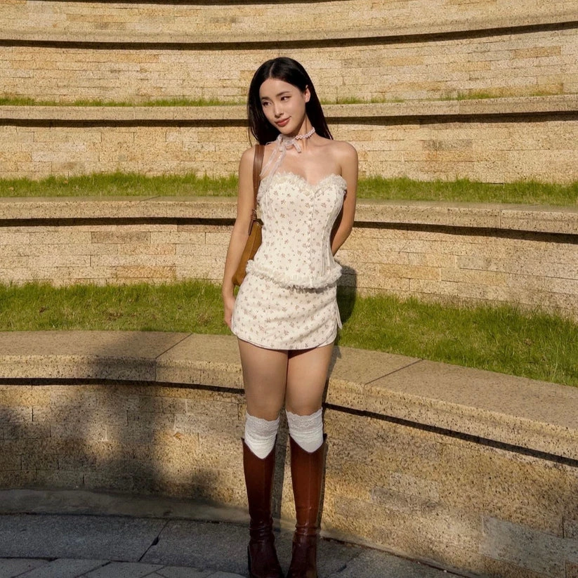 Hô biến vóc dáng chuẩn đồng hồ cát nhờ chiếc áo corset - Hình 8