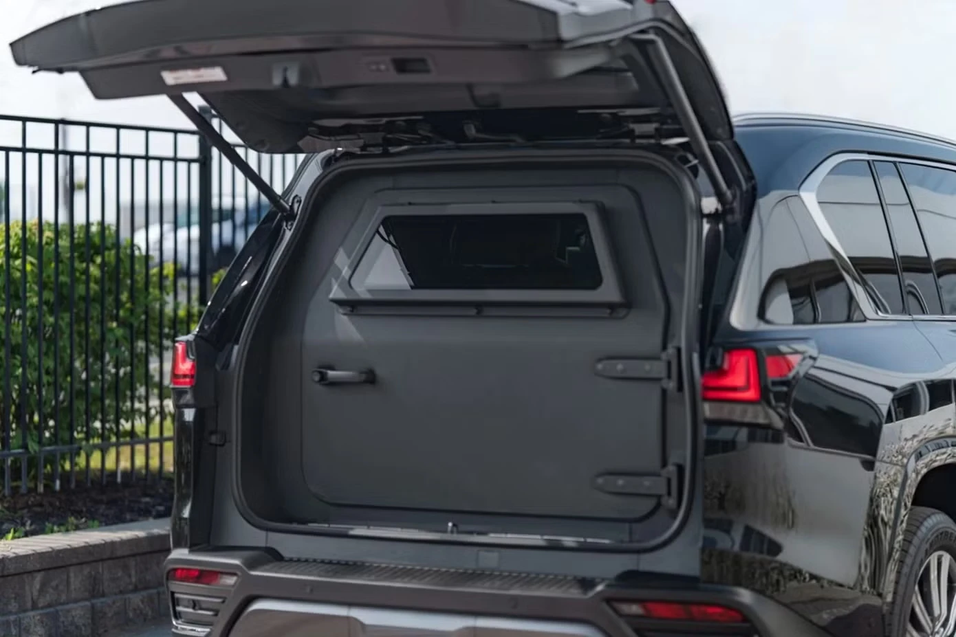 Lexus LX hybrid phiên bản bọc thép ra mắt - Hình 5