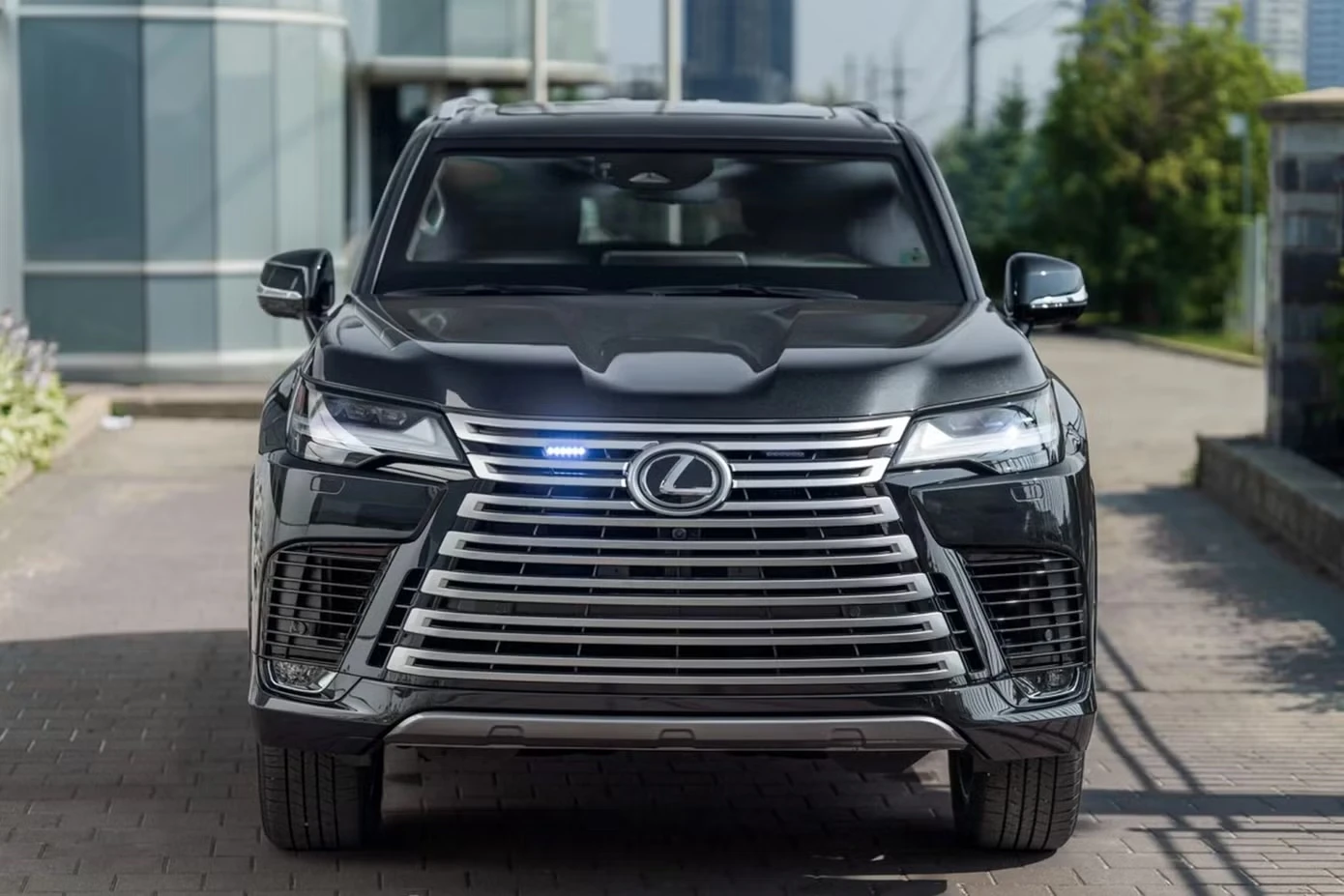 Lexus LX hybrid phiên bản bọc thép ra mắt - Hình 1