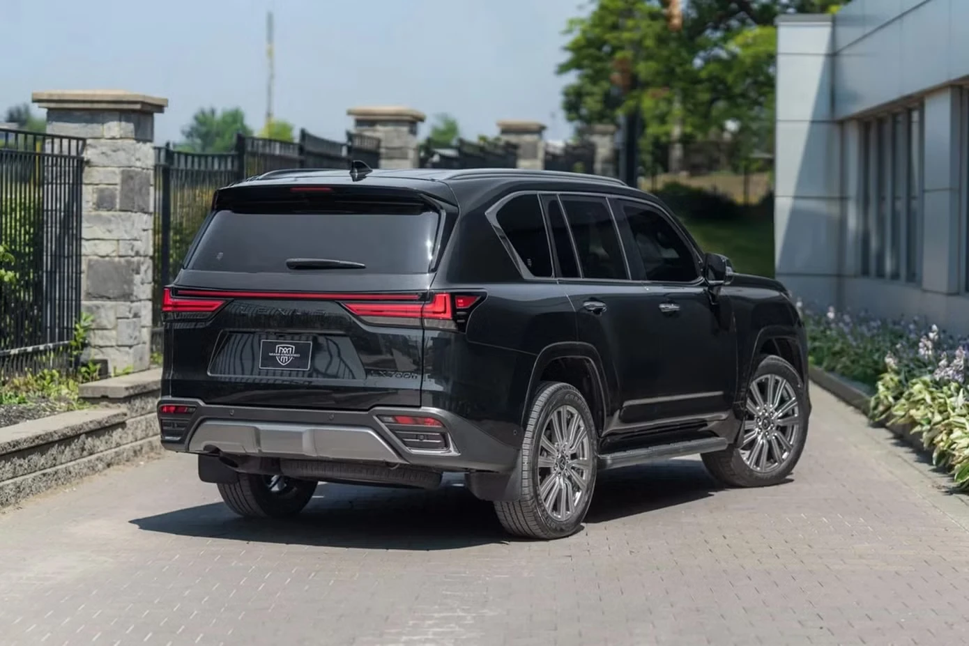 Lexus LX hybrid phiên bản bọc thép ra mắt - Hình 9