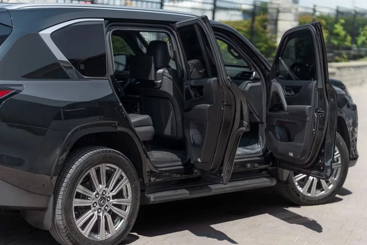 Lexus LX hybrid phiên bản bọc thép ra mắt - Hình 4