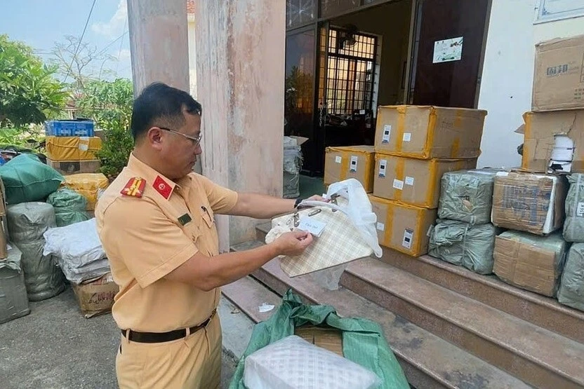 Xe tải chở hơn 4.000 sản phẩm không có hóa đơn - Hình 2