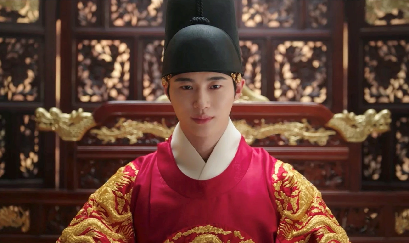 Perfect Crown tập cuối: IU - Byeon Woo Seok có màn lật mặt cực căng, cùng nhau xóa sổ hoàng tộc - Hình 1