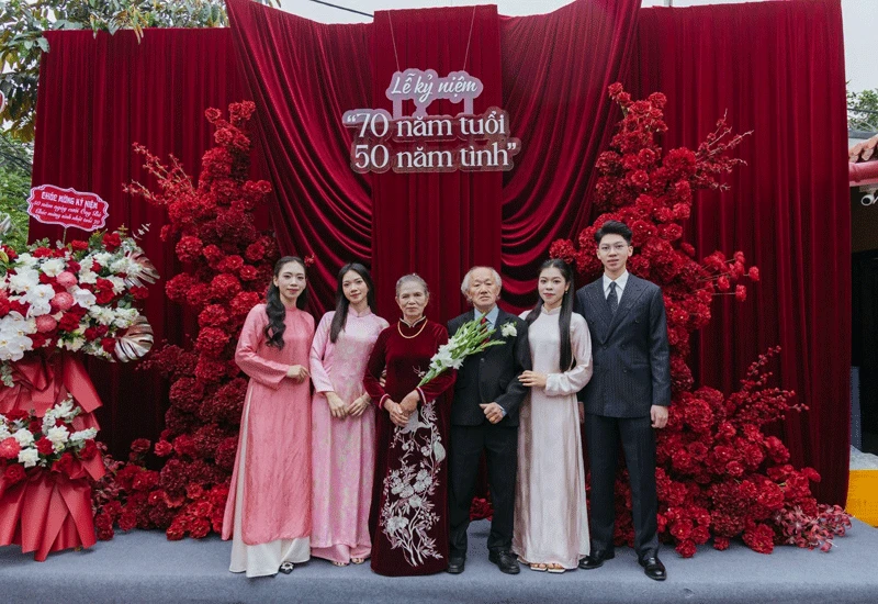 Vợ chồng 70 tuổi làm đám cưới vàng, lời nhắn nhủ khiến con cháu nghẹn ngào - Hình 4