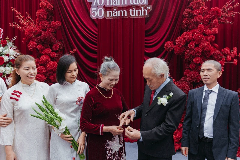 Vợ chồng 70 tuổi làm đám cưới vàng, lời nhắn nhủ khiến con cháu nghẹn ngào - Hình 1