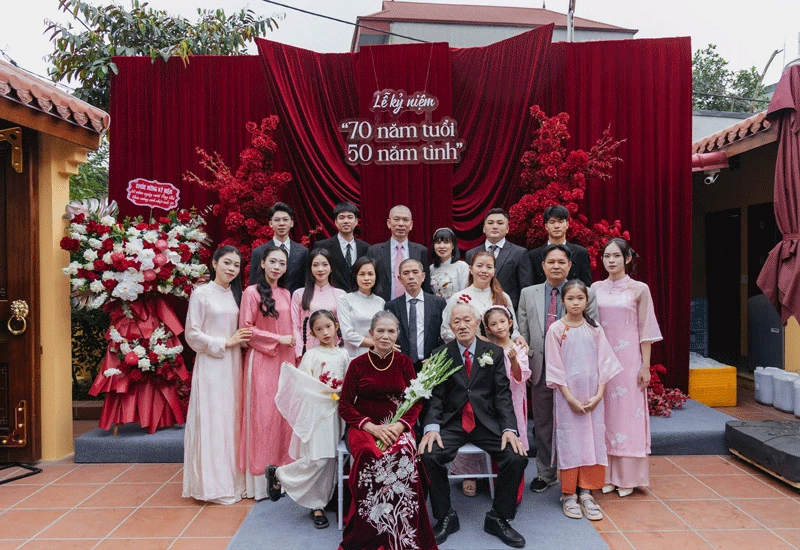 Vợ chồng 70 tuổi làm đám cưới vàng, lời nhắn nhủ khiến con cháu nghẹn ngào - Hình 2