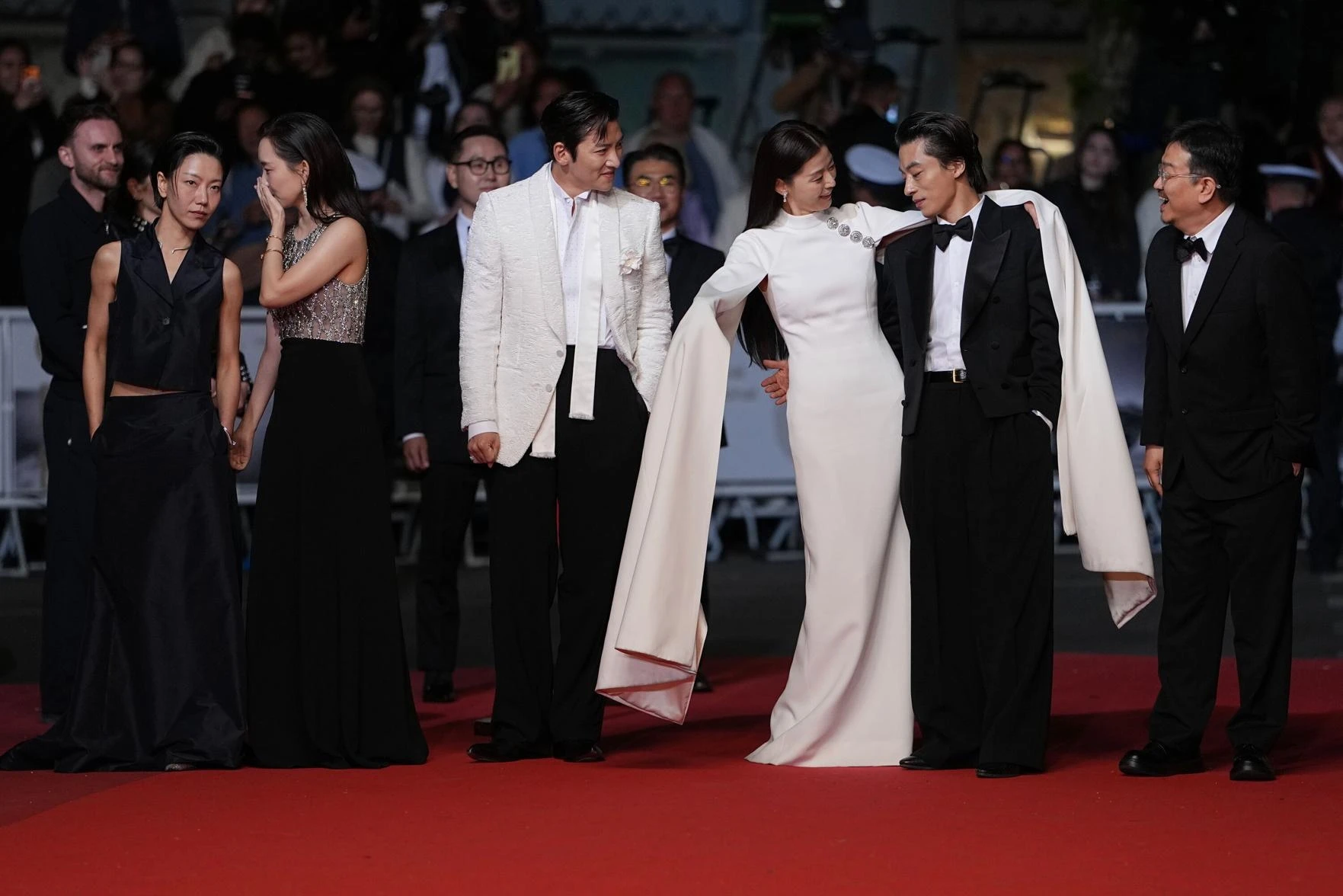 Chiếu nửa đêm mà phim Hàn này vẫn làm Cannes dậy sóng: Hay cỡ nào mà vỗ tay 7 phút, nữ chính sang quá trời - Hình 2