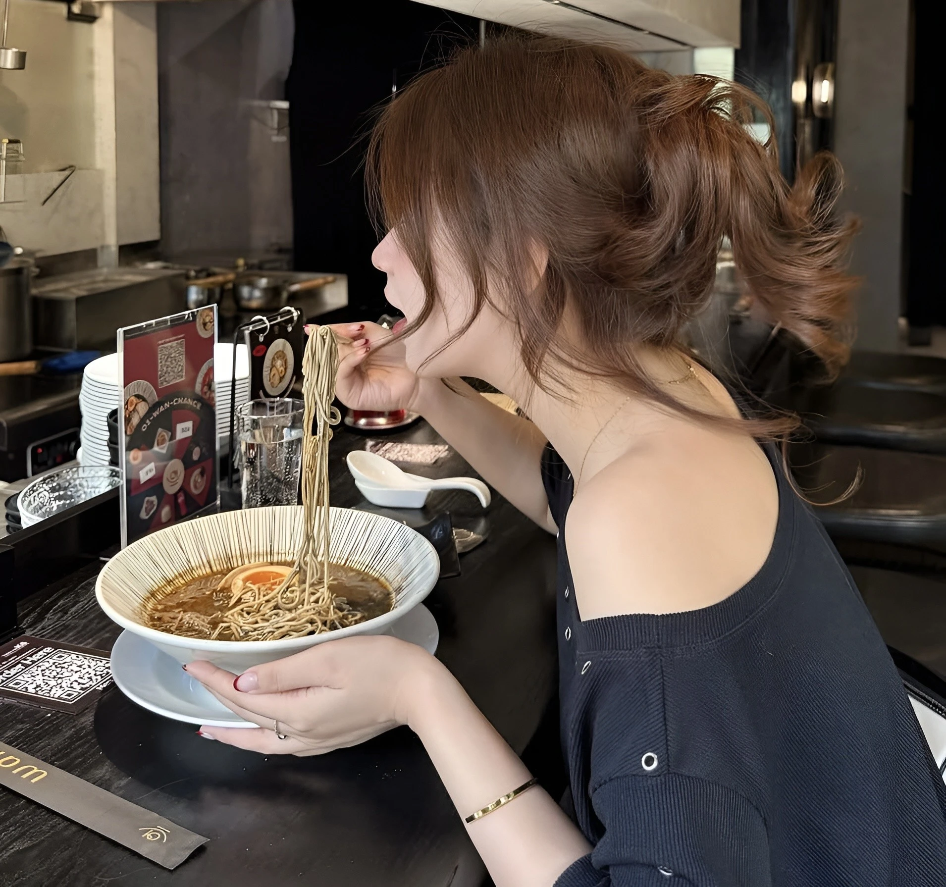 Người có giáo dục tốt thường không làm 3 điều này ở nơi đông người - Hình 2