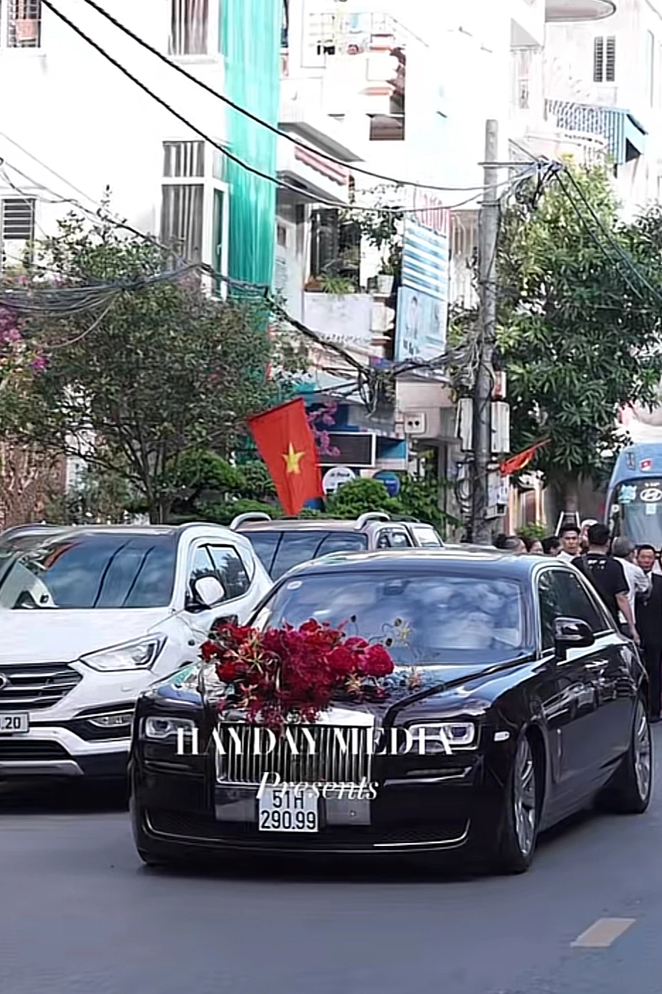 Văn Thanh rước chị đẹp gymer Bích Hạnh về dinh bằng Rolls-Royce bạc tỷ, cô dâu xinh không điểm chê - Hình 1