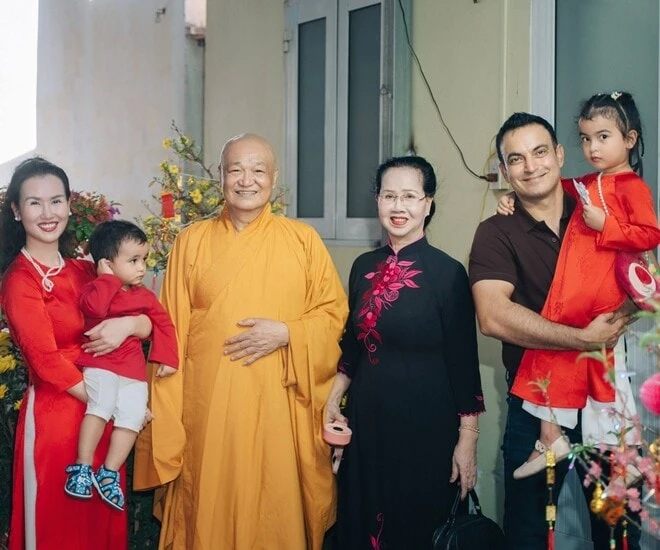Nữ ca sĩ hàng đầu Việt Nam: Cha ruột nương nhờ cửa Phật, lấy chồng ngoại quốc, 2 con ăn chay từ 0 tuổi - Hình 1