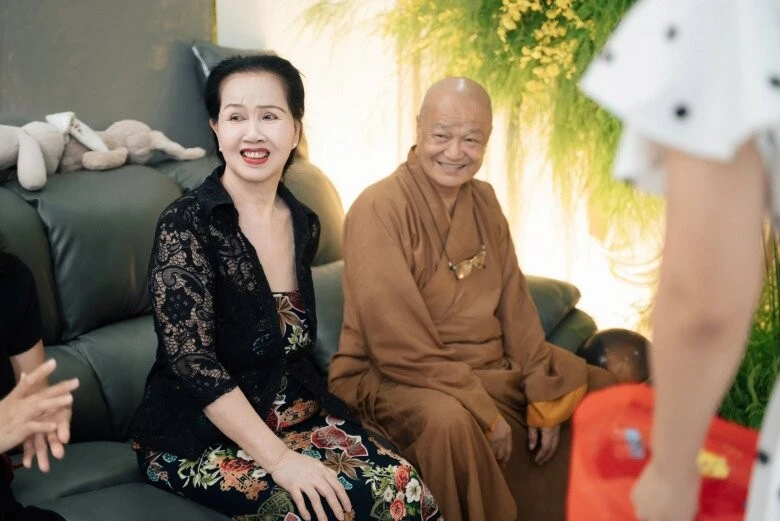 Nữ ca sĩ hàng đầu Việt Nam: Cha ruột nương nhờ cửa Phật, lấy chồng ngoại quốc, 2 con ăn chay từ 0 tuổi - Hình 2