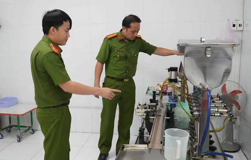 Bắt 2 đối tượng tổ chức sản xuất hàng chục ngàn chai dầu gió giả nhãn hiệu - Hình 2