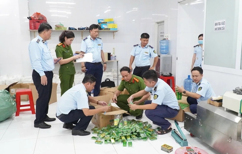 Bắt 2 đối tượng tổ chức sản xuất hàng chục ngàn chai dầu gió giả nhãn hiệu - Hình 1