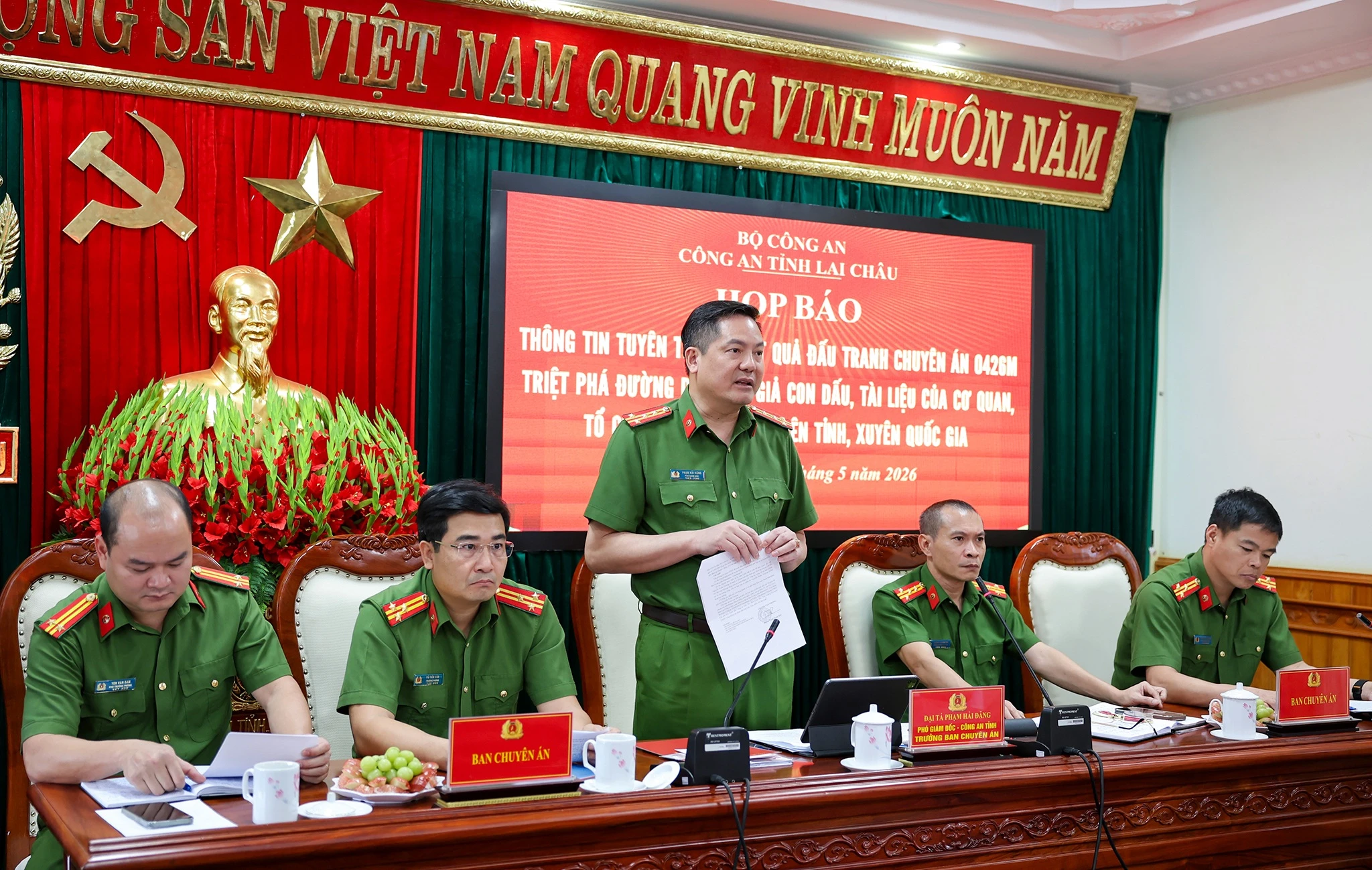 Công an Lai Châu họp báo thông tin vụ 12.500 lít dầu trộn lẫn xăng - Hình 1