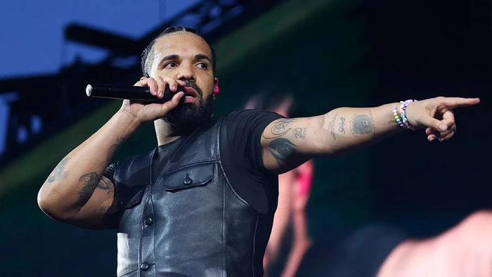 Drake áp đảo bảng xếp hạng, đối đầu trực diện với ông hoàng Pop Michael Jackson - Hình 1