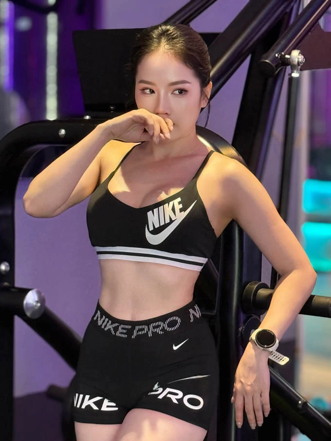 Loan Barbie khoe làn da trắng muốt trong phòng tập gym - Hình 3