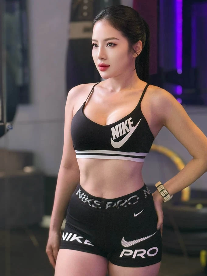 Loan Barbie khoe làn da trắng muốt trong phòng tập gym - Hình 1