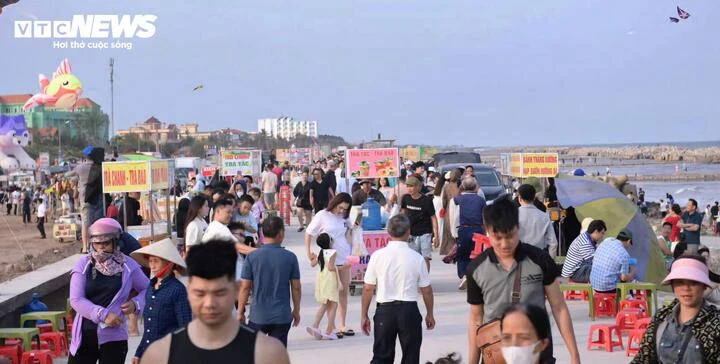 Phố cổ Hội An, bãi biển Ninh Bình đông nghẹt du khách cả ngày lẫn đêm - Hình 11
