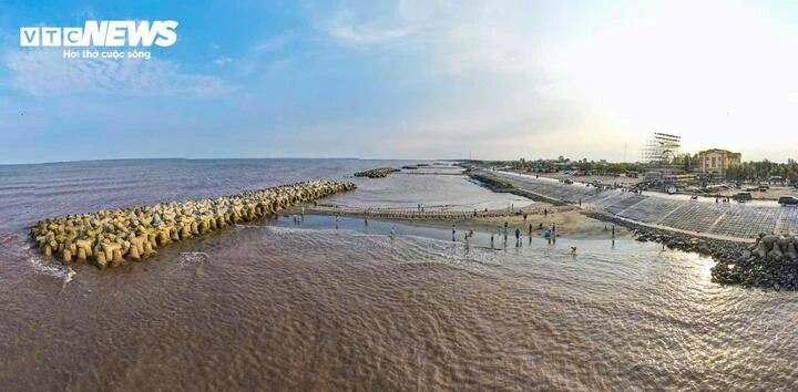 Phố cổ Hội An, bãi biển Ninh Bình đông nghẹt du khách cả ngày lẫn đêm - Hình 12