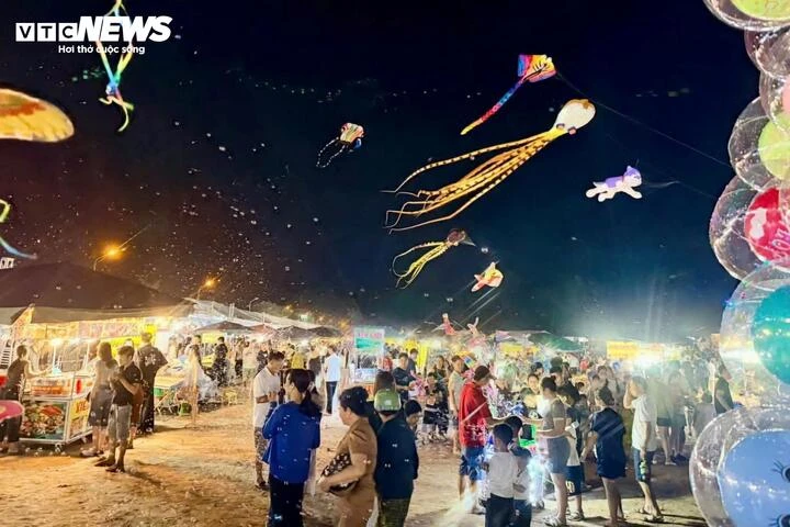 Phố cổ Hội An, bãi biển Ninh Bình đông nghẹt du khách cả ngày lẫn đêm - Hình 13
