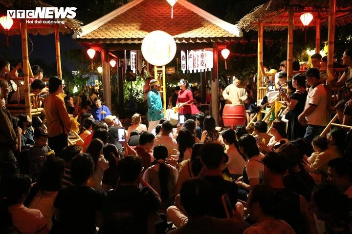Phố cổ Hội An, bãi biển Ninh Bình đông nghẹt du khách cả ngày lẫn đêm - Hình 6