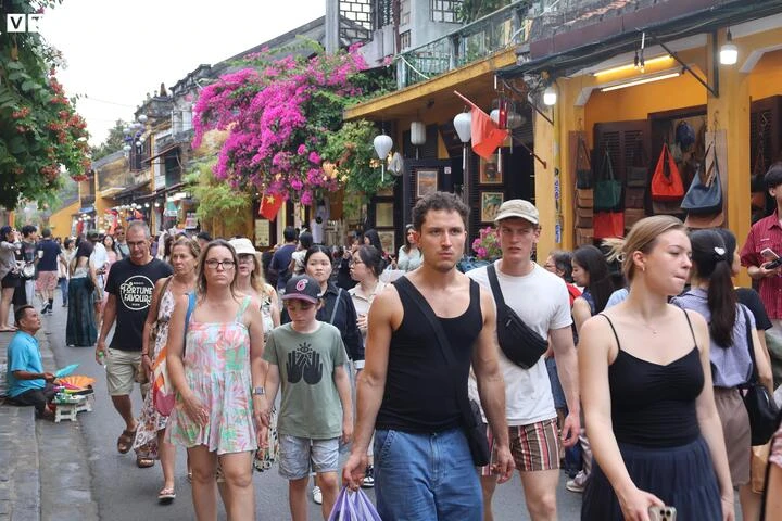 Phố cổ Hội An, bãi biển Ninh Bình đông nghẹt du khách cả ngày lẫn đêm - Hình 1
