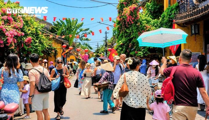 Phố cổ Hội An, bãi biển Ninh Bình đông nghẹt du khách cả ngày lẫn đêm - Hình 3